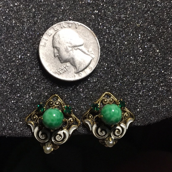 Vintage  gold tone filigree earrings with stone - Picture 4 of 5